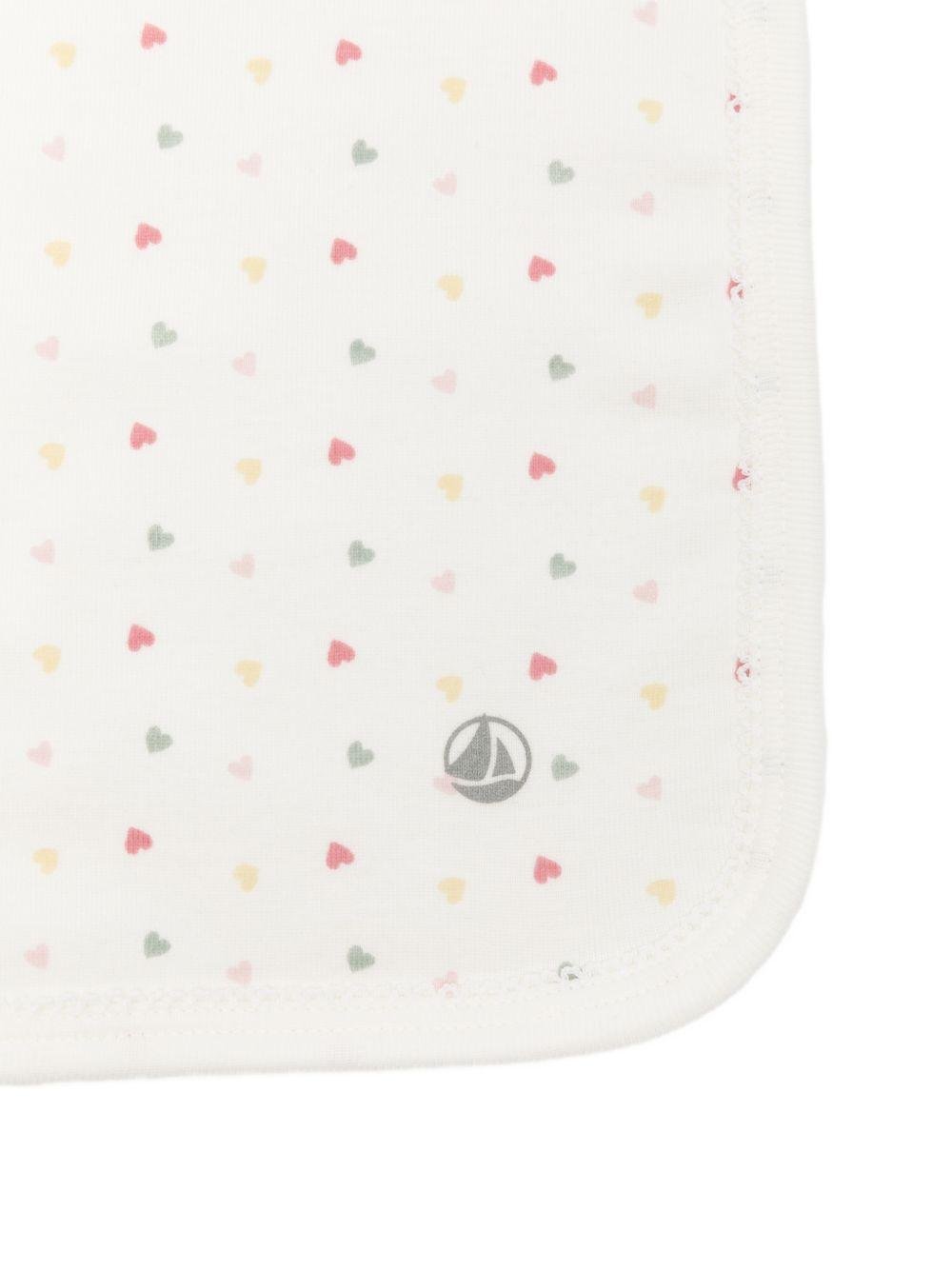 Bavaglino per neonati Petit Bateau bianco con stampa a cuori all - over - Rubino Kids