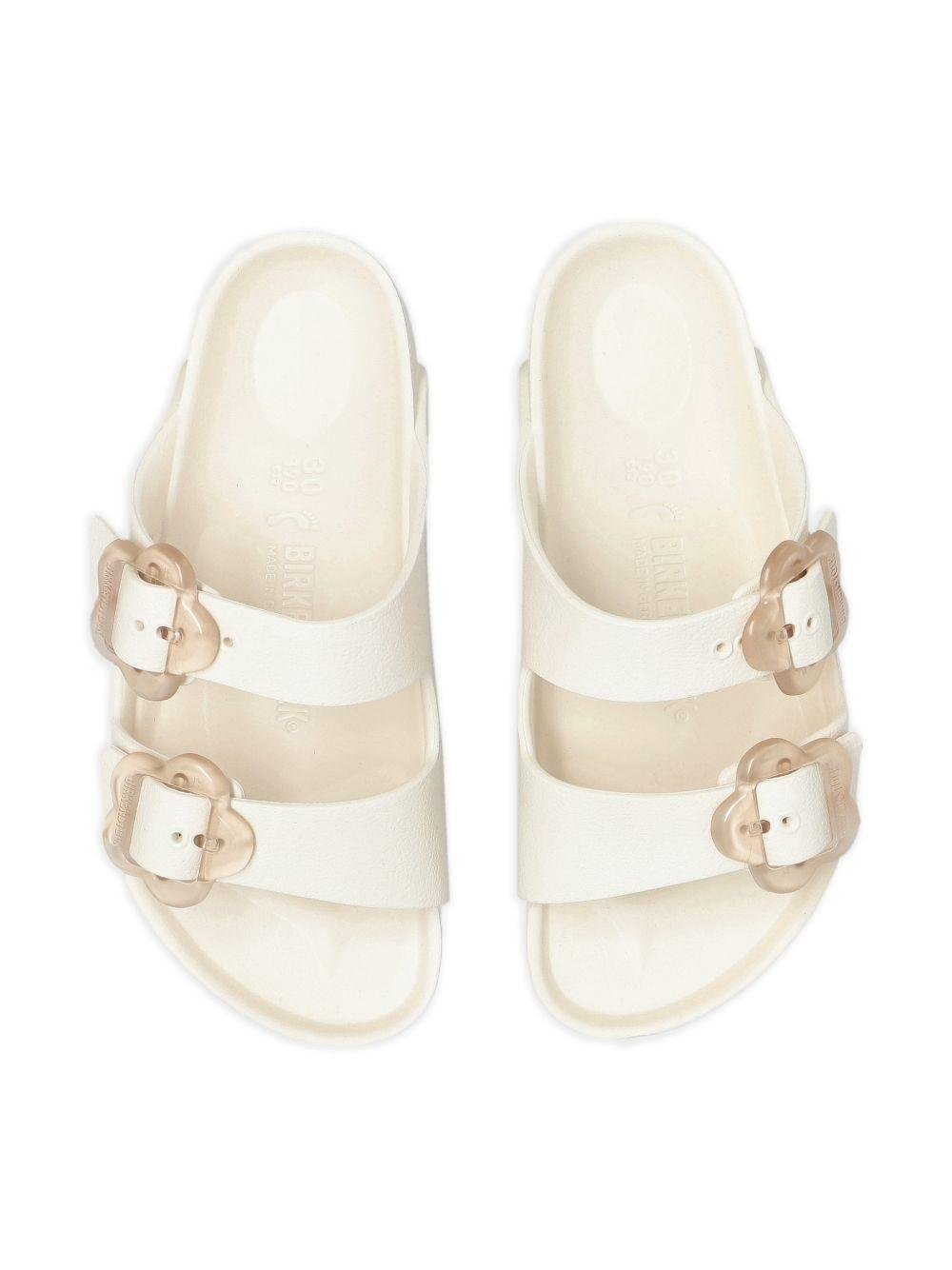 Ciabatte Arizona per bambina Birkenstock Kids bianche con con fibbia a forma di fiore - Rubino Kids