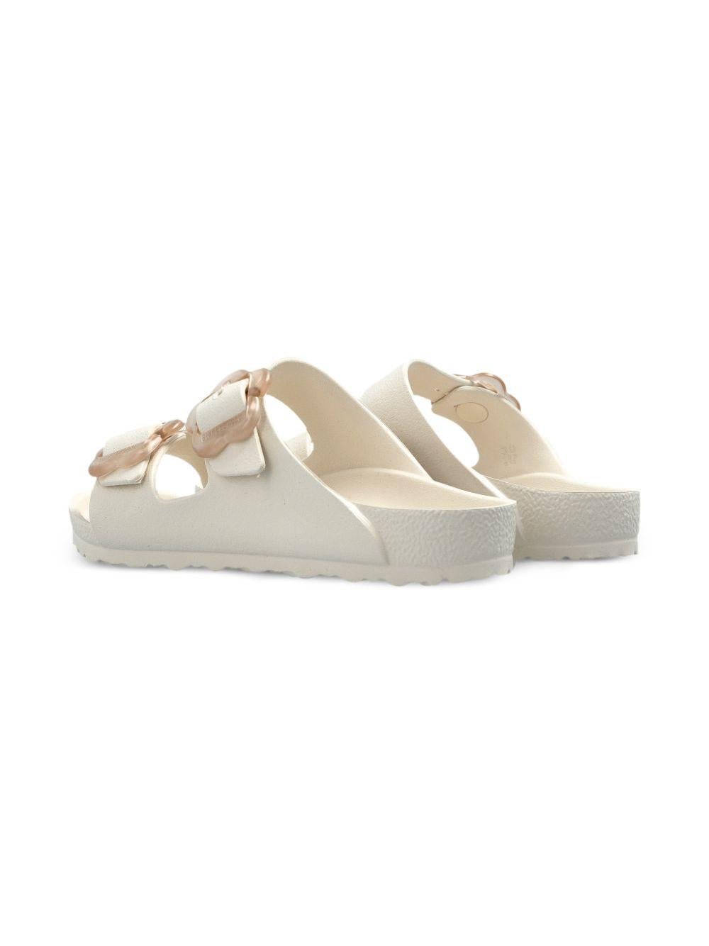 Ciabatte Arizona per bambina Birkenstock Kids bianche con con fibbia a forma di fiore - Rubino Kids