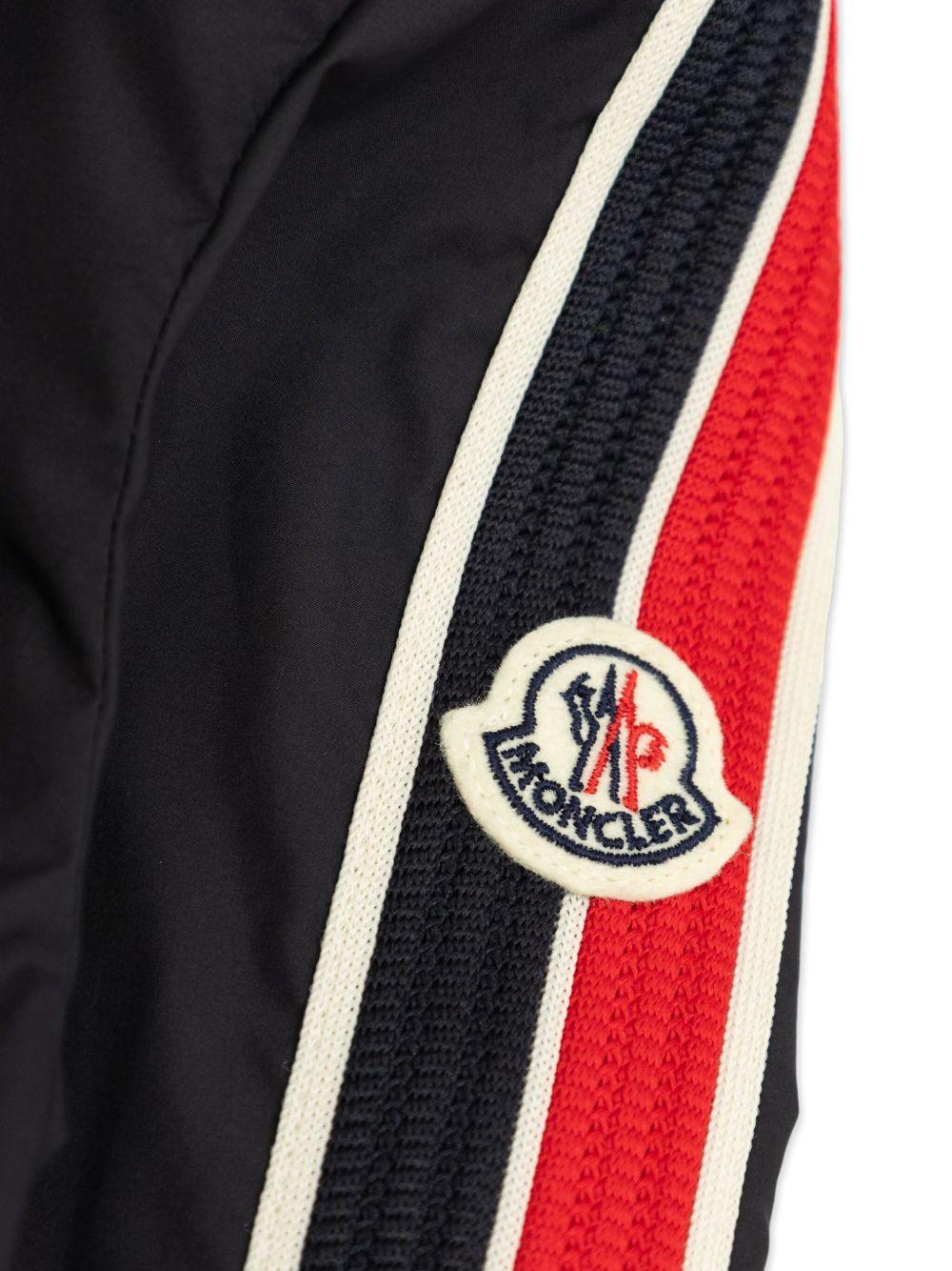 Giacca per bambino Moncler Enfant nero con applicazione - Rubino Kids
