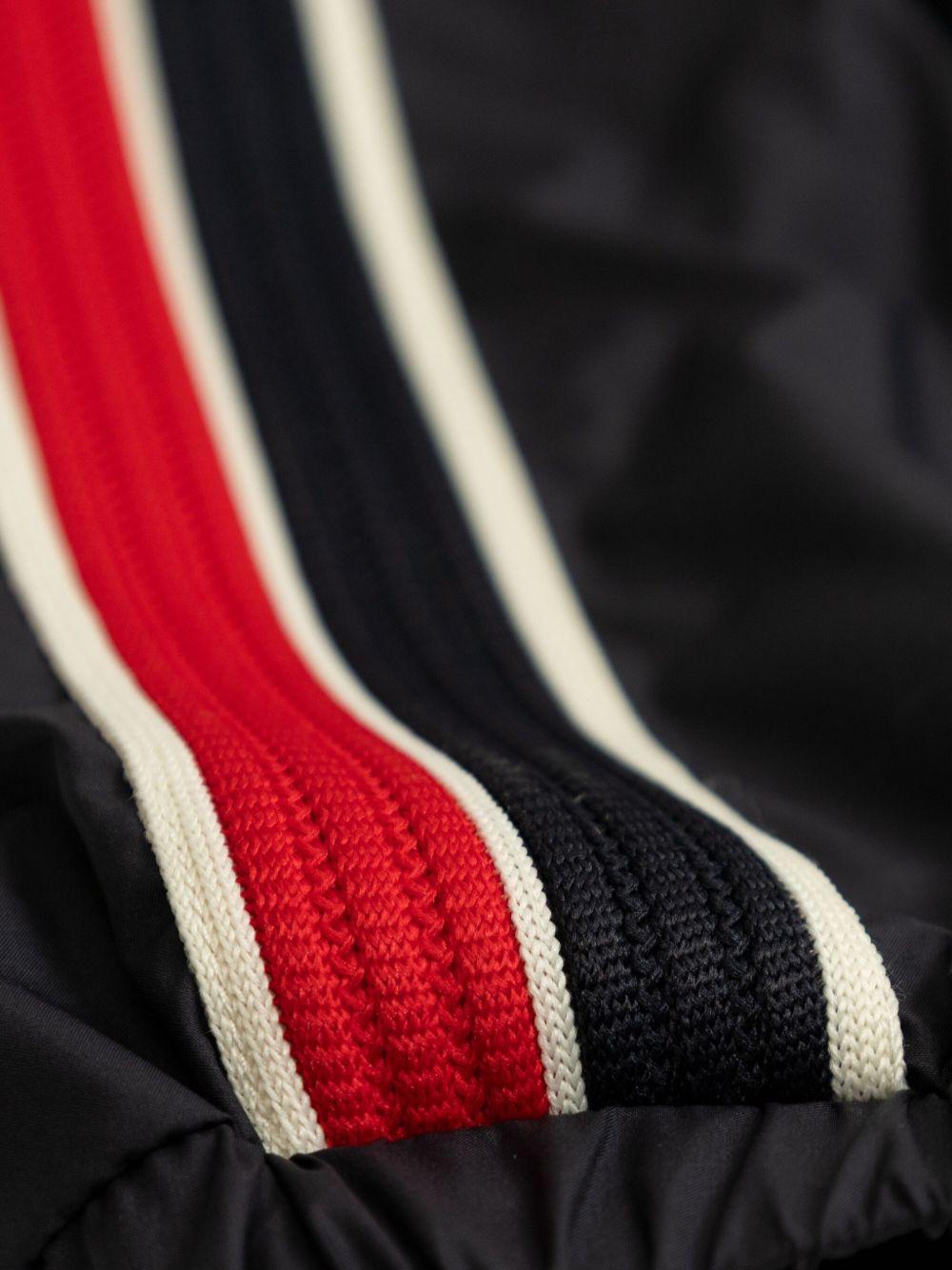 Giacca per bambino Moncler Enfant nero con applicazione - Rubino Kids