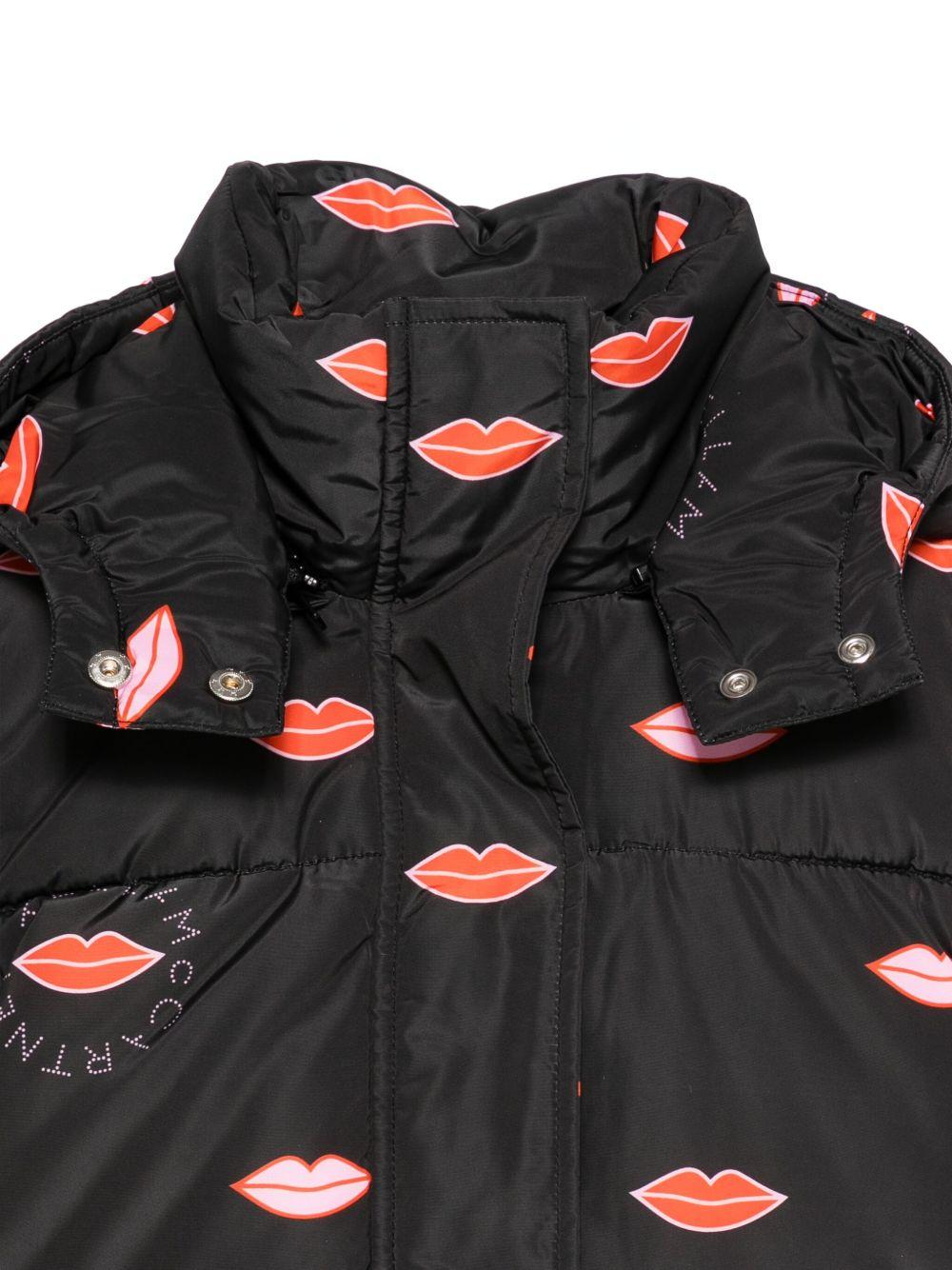 Giubbino per bambina Stella McCartney Kids nero con stampa baci - Rubino Kids