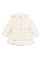 Giubbino per neonata Moncler Enfant beige con ruches sulle tasche - Rubino Kids
