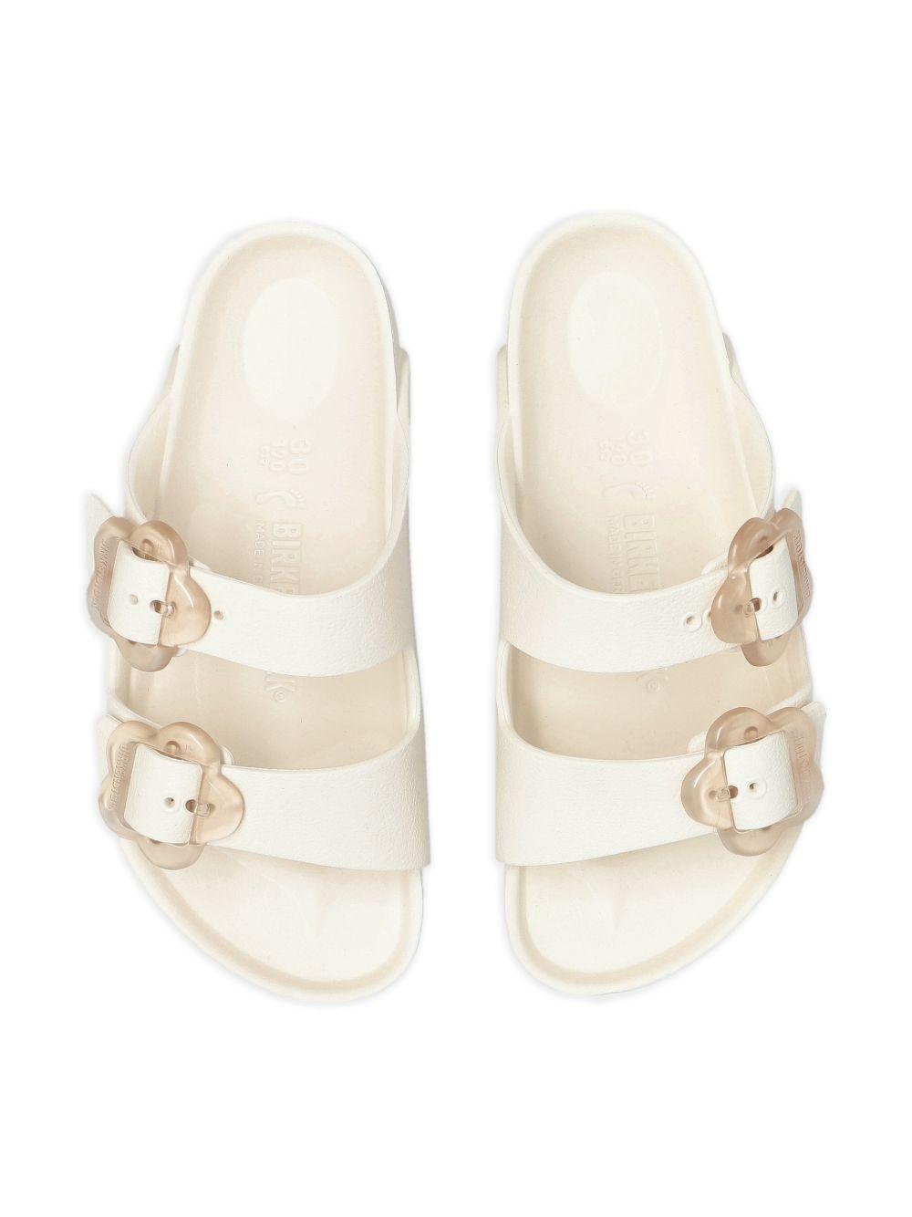 Ciabatte Arizona per bambina Birkenstock Kids bianche con con fibbia a forma di fiore 1031291 EGGSHELL BIRKENSTOCK