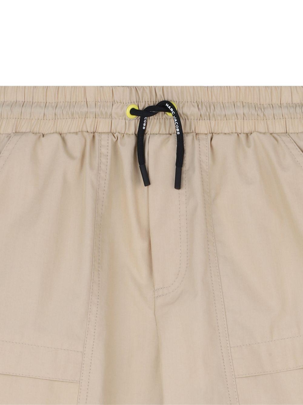 Shorts per bambino The Marc Jacobs Kids beige con logo sul davanti W60803 215 THE MARC JACOBS KIDS