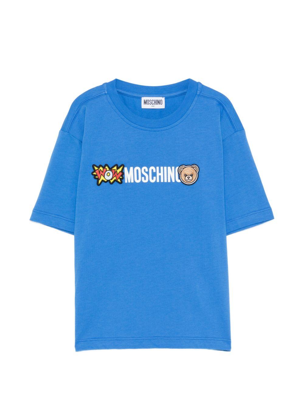 T-shirt per bambini Moschino Kids azzurra con logo sul davanti HUM05QLAA24 40630 MOSCHINO KIDS