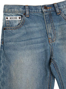 Jeans dritti per bambina Moschino Kids denim con design patchwork - Rubino Kids