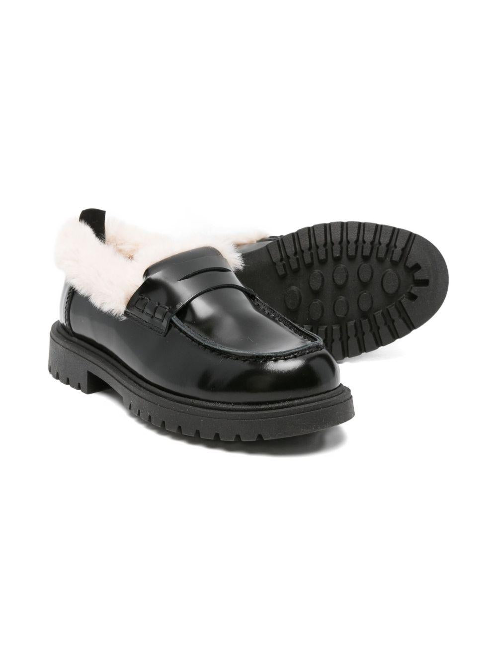 Mocassini per bambina Douuod Kids neri con design slip - on - Rubino Kids