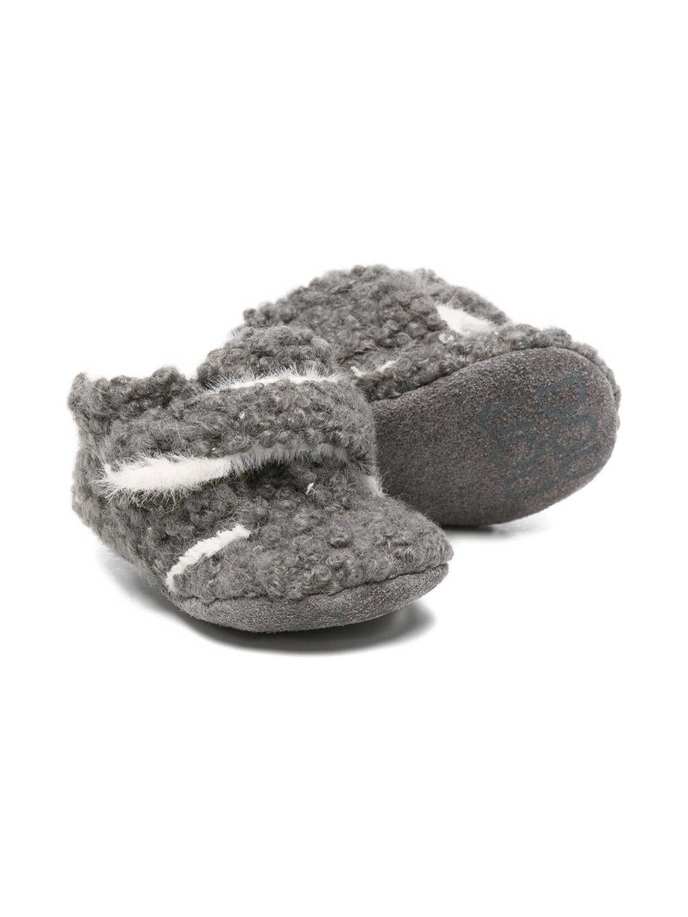 Scarpe primi passi per neonati Douuod Kids grigie con cinturini incrociati - Rubino Kids