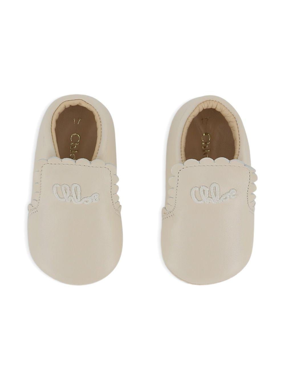 Scarpine primi passi per neonata Chloé Kids beige con ricamo con logo - Rubino Kids