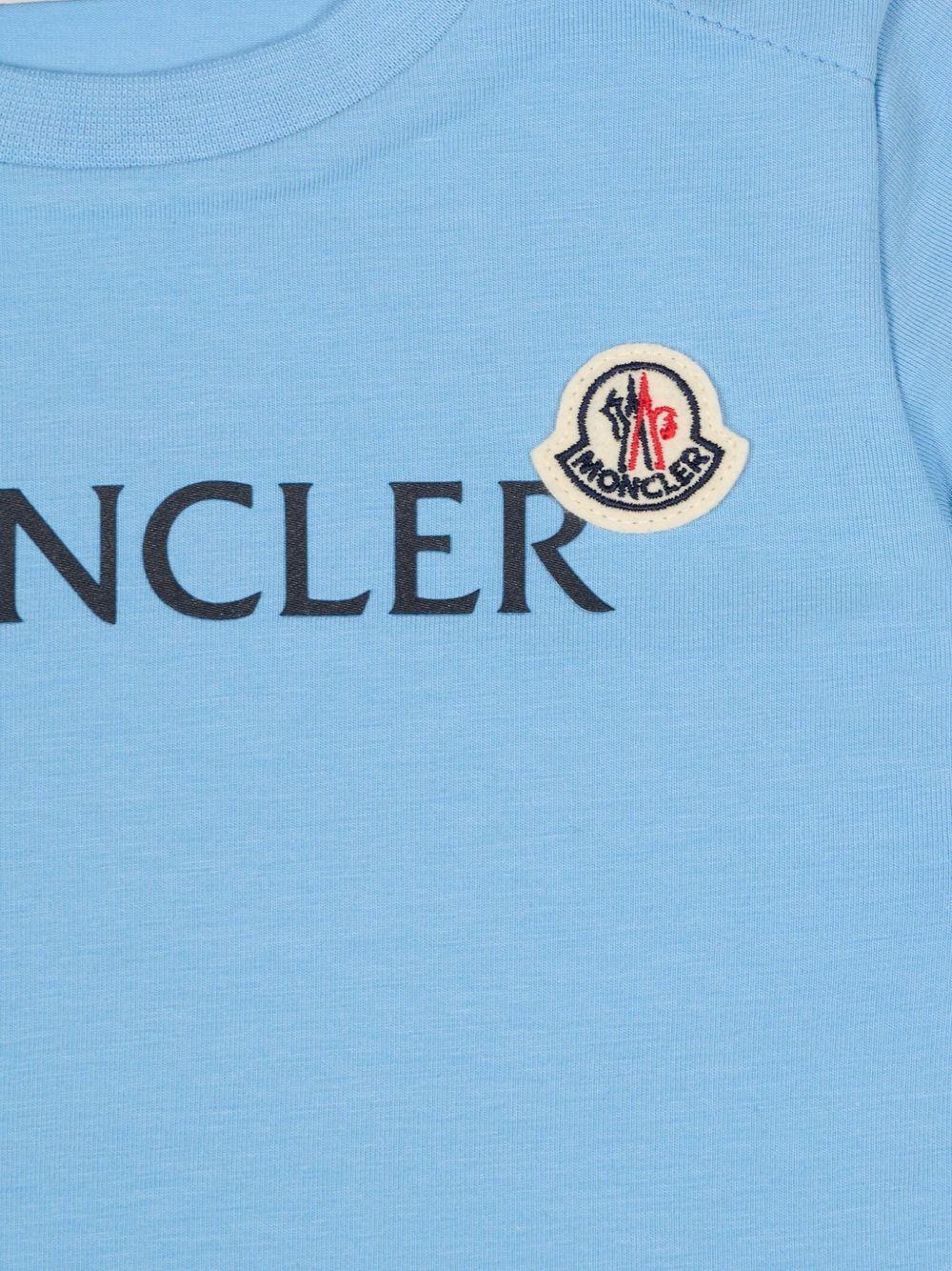 Set t-shirt e shorts per neonato Moncler Enfant multicolore con stampa logo sul davanti - Rubino Kids