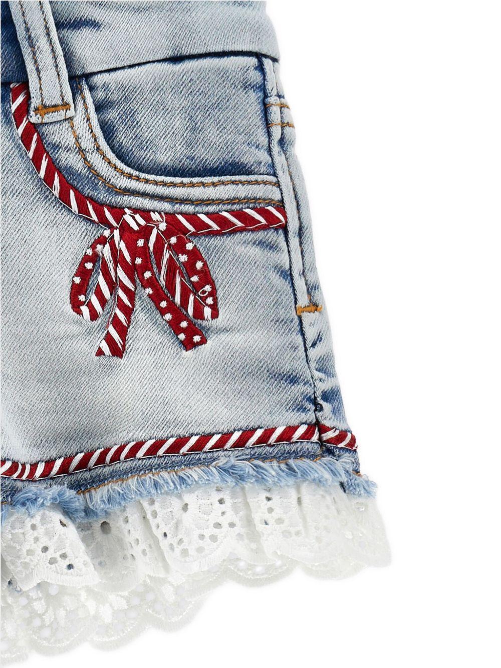 Shorts per bambina Monnalisa in denim con dettagli in pizzo - Rubino Kids