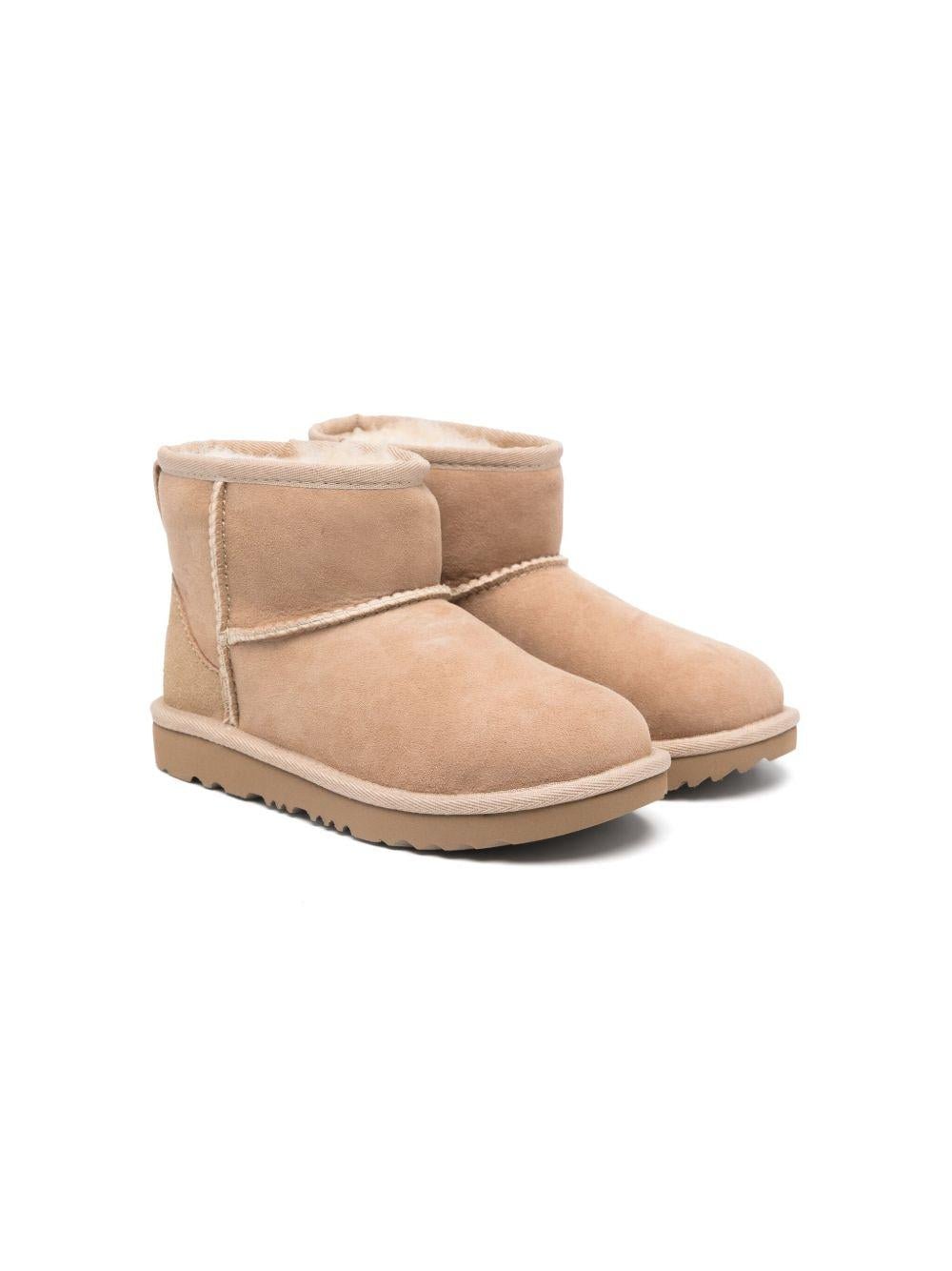 Stivaletti Classic II Mini per bambina UGG Kids beige con applicazione posteriore con logo - Rubino Kids
