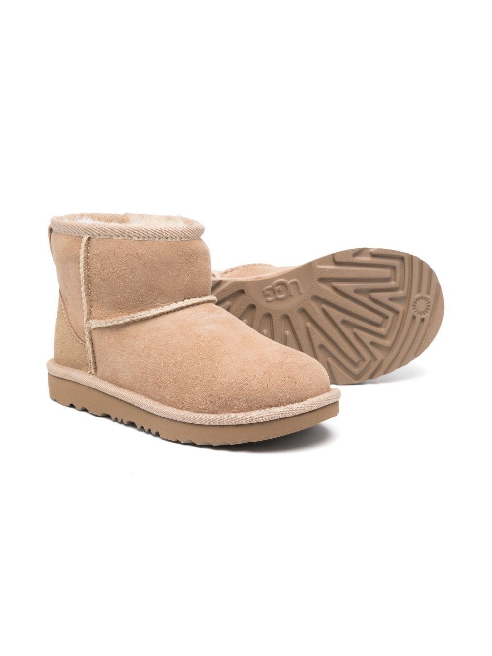 Stivaletti Classic II Mini per bambina UGG Kids beige con applicazione posteriore con logo - Rubino Kids