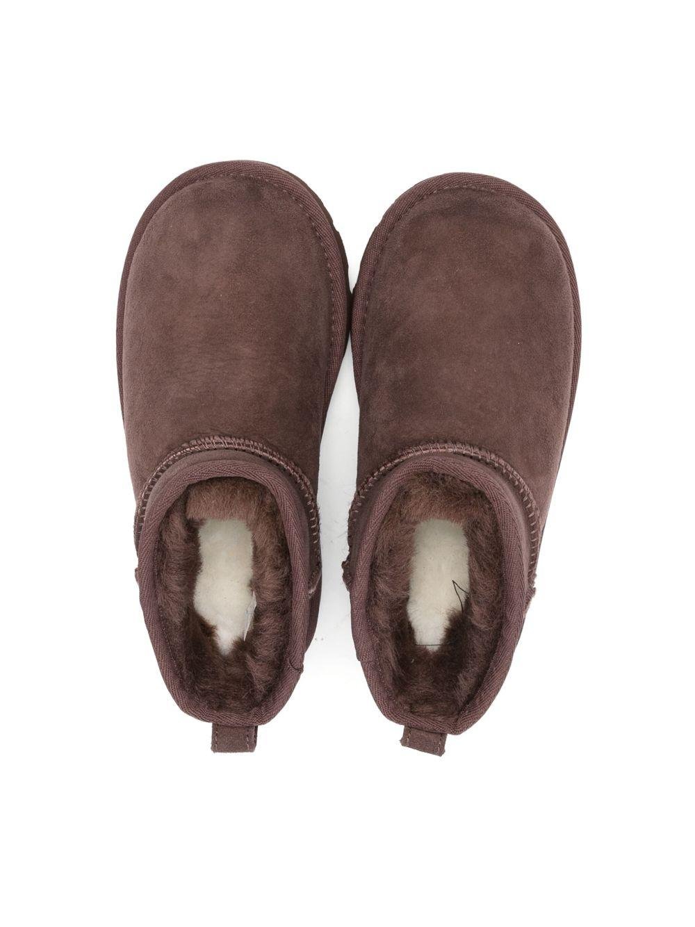Stivali Classic Ultra Mini Burnet Cedar per bambina UGG Kids marroni con logo sul tallone - Rubino Kids