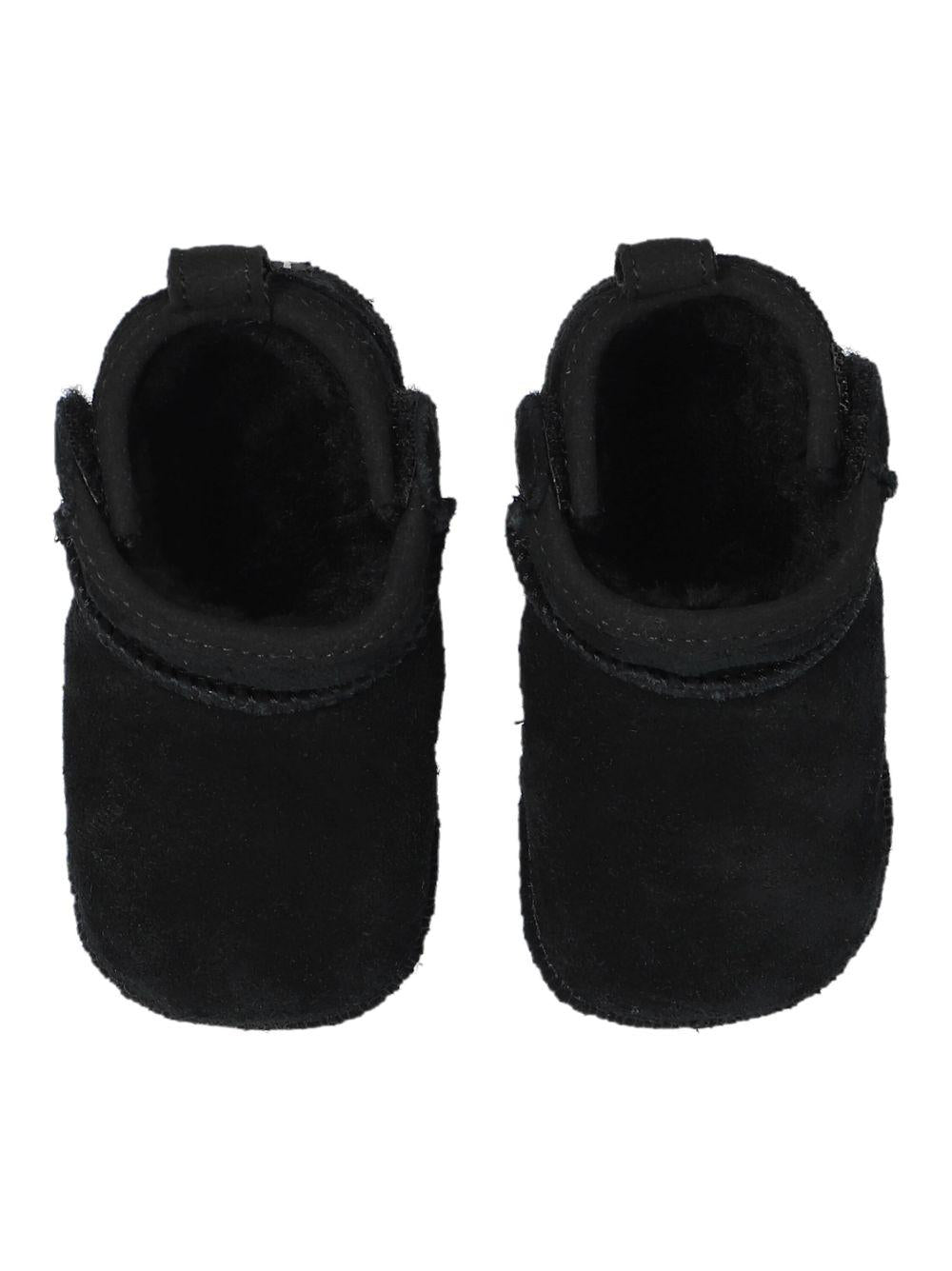 Stivali Classic Ultra per neonati UGG Kids neri con applicazione posteriore con logo - Rubino Kids