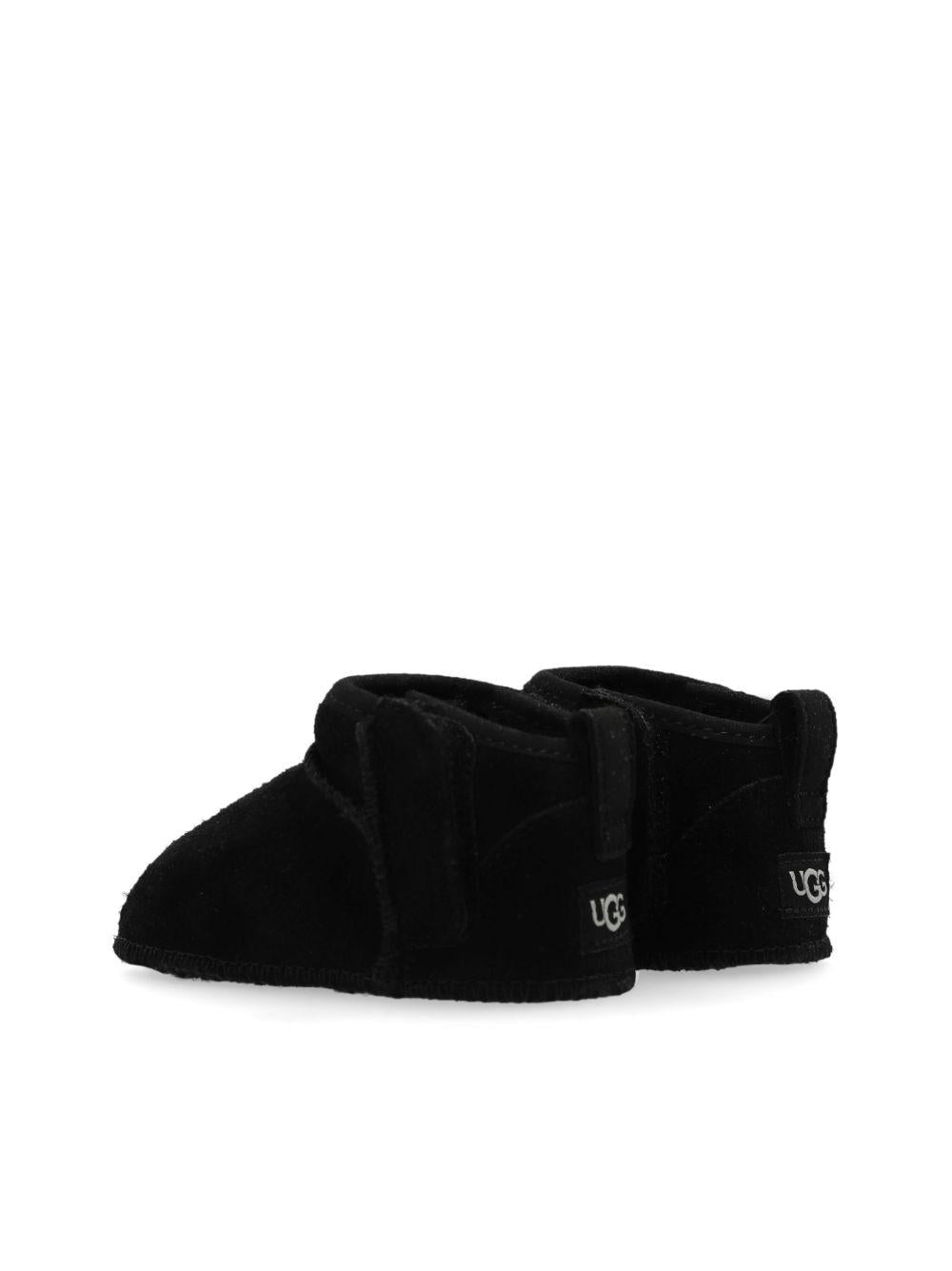 Stivali Classic Ultra per neonati UGG Kids neri con applicazione posteriore con logo - Rubino Kids