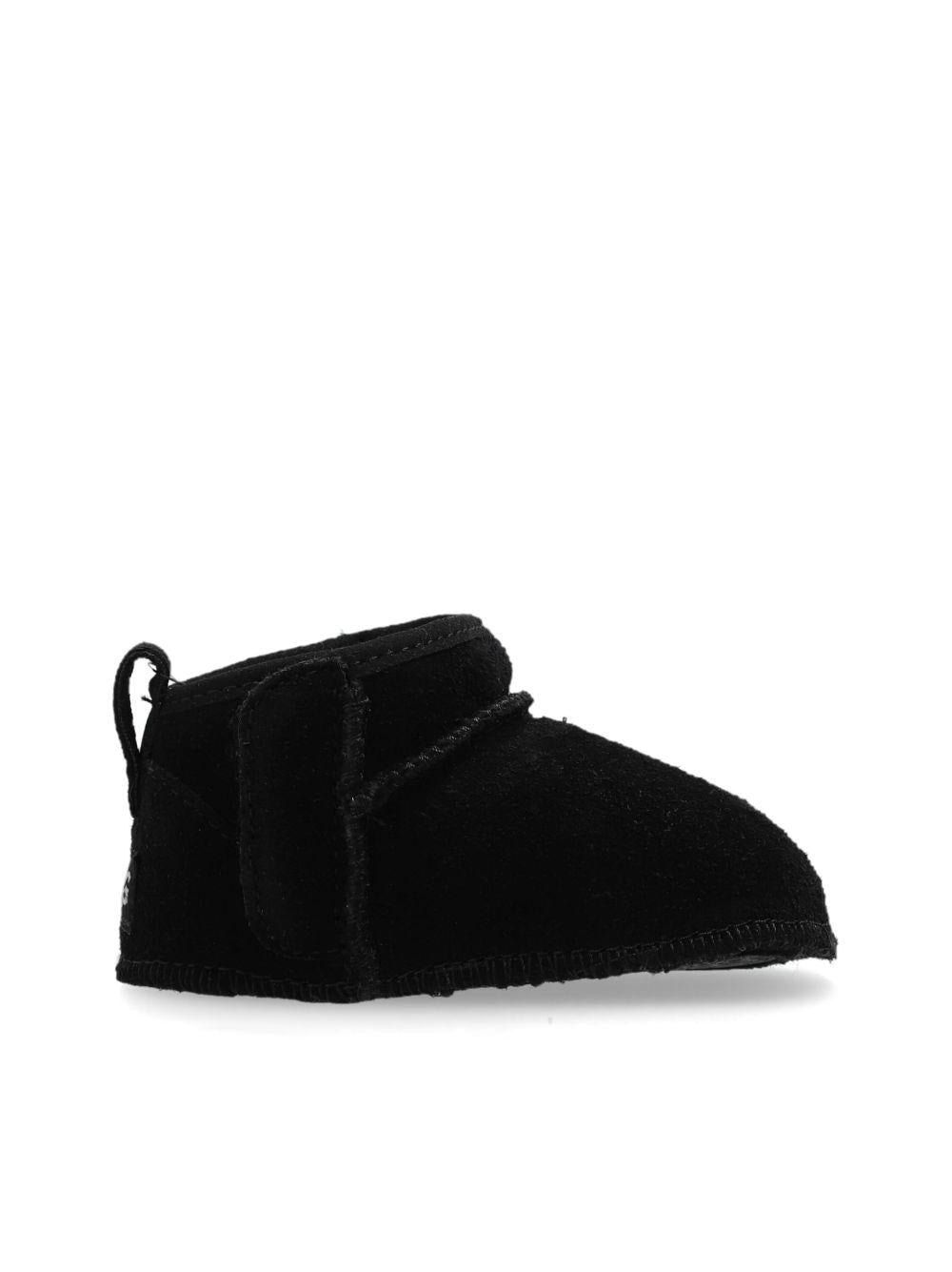 Stivali Classic Ultra per neonati UGG Kids neri con applicazione posteriore con logo - Rubino Kids
