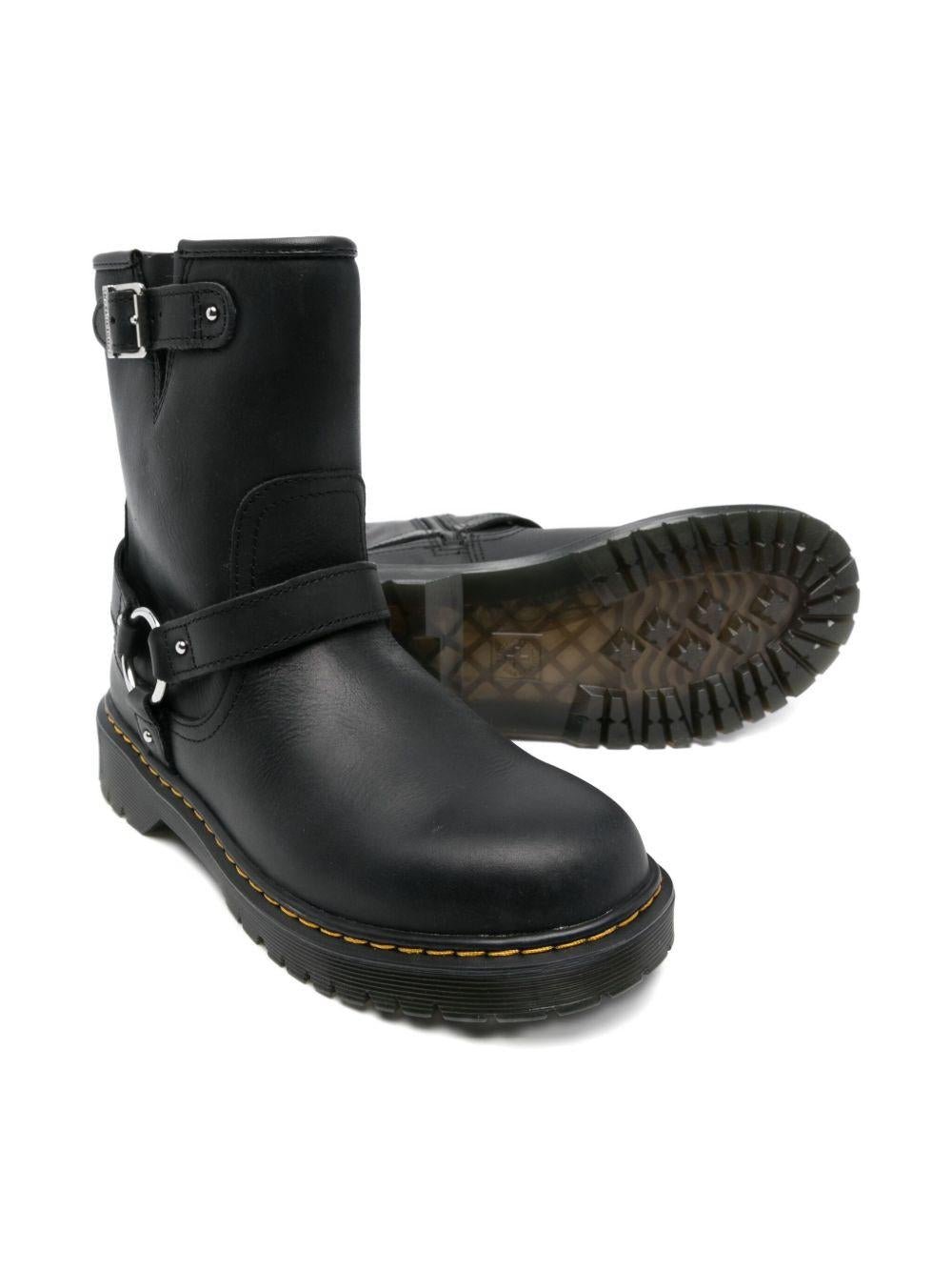 Stivali Genaya per bambina Dr. Martens Kids neri con dettaglio fibbia - Rubino Kids