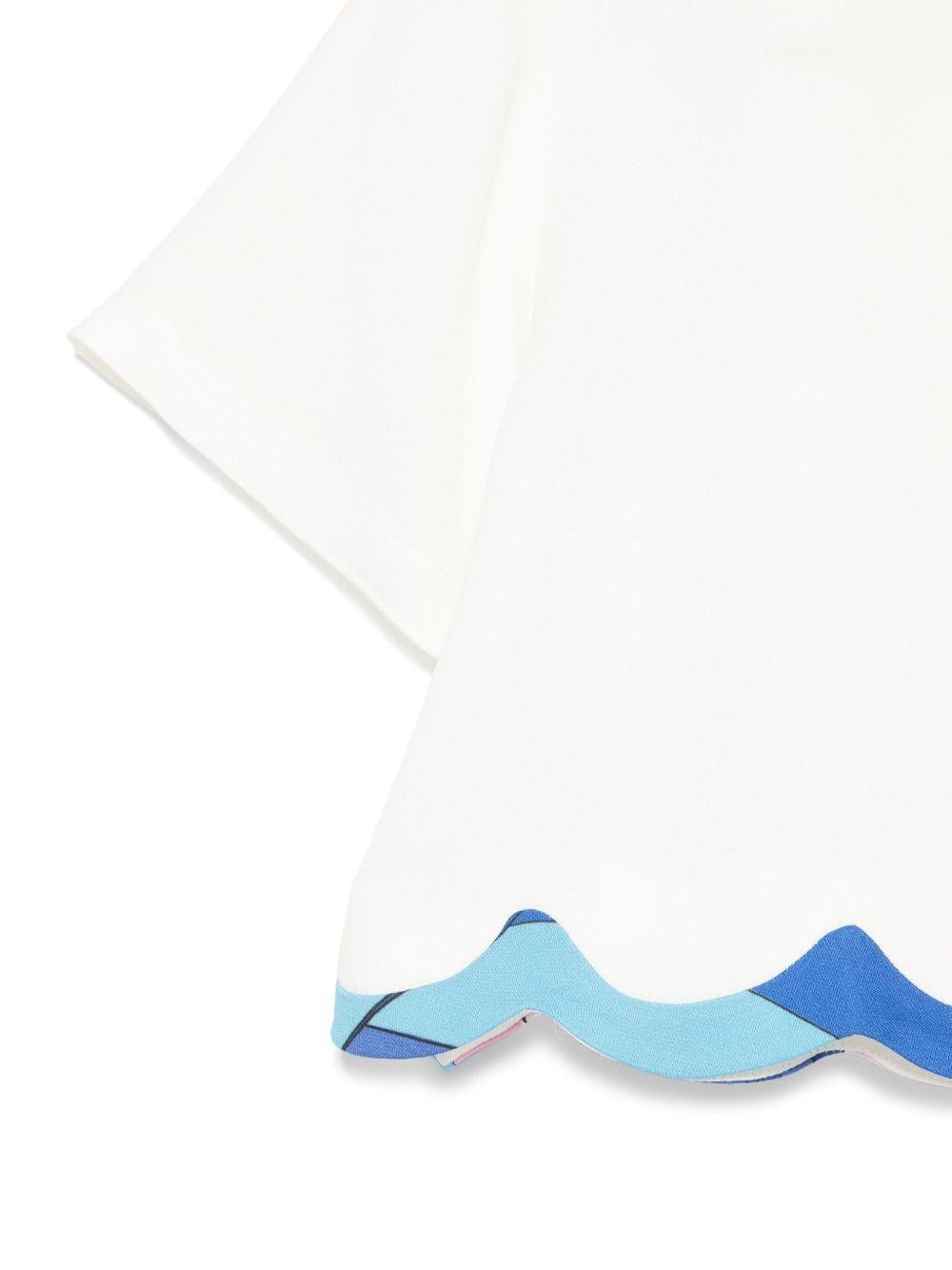 T-shirt per bambina Emilio Pucci Junior bianco con logo sulla manica e orlo a smerlo - Rubino Kids