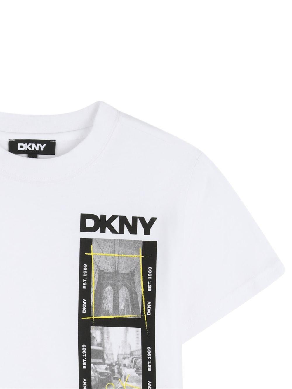 T-shirt per bambino DKNY Kids bianca con stampa grafica sul davanti - Rubino Kids