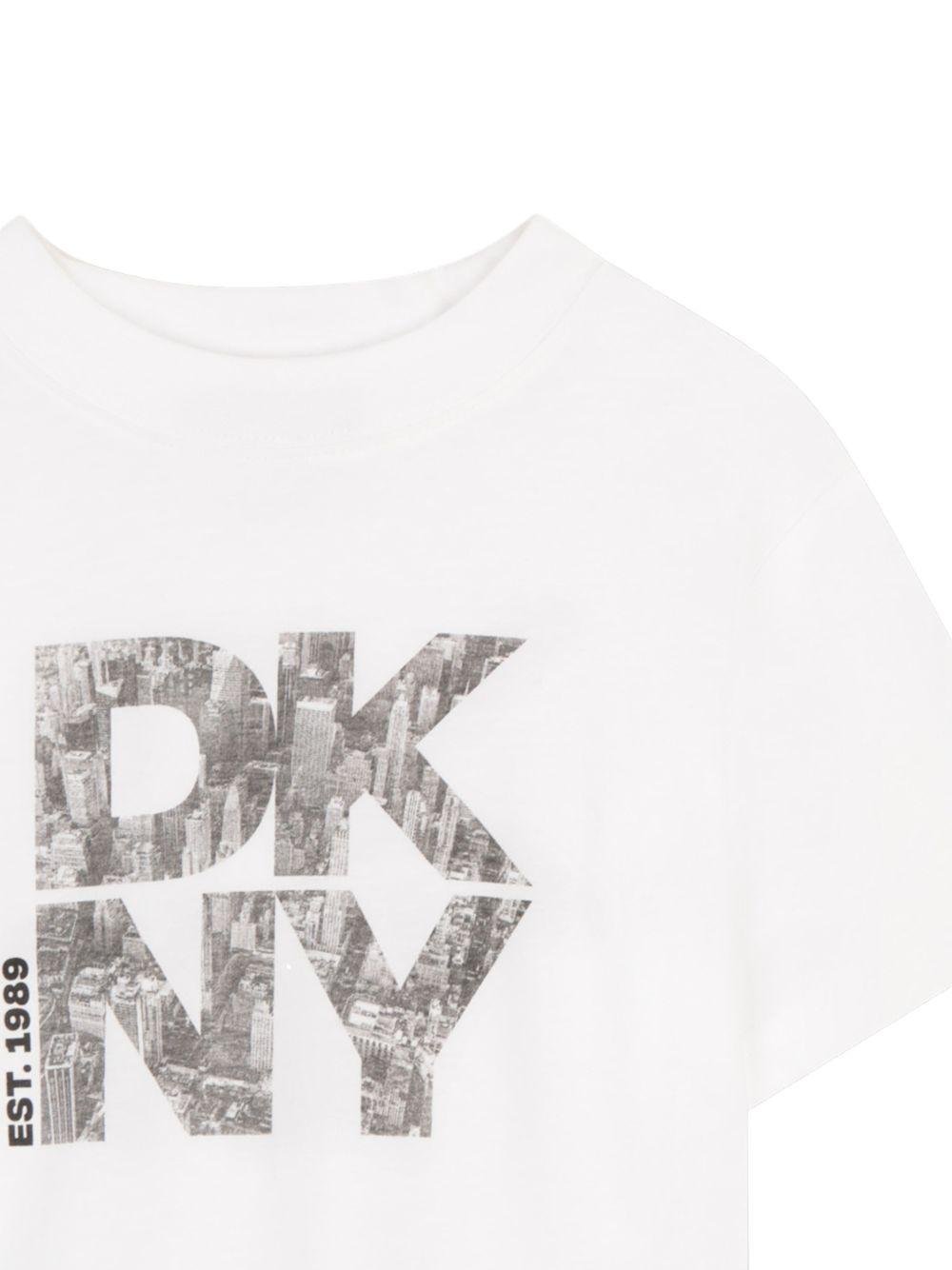 T-shirt per bambino DKNY Kids bianca con stampa logo sul davanti - Rubino Kids