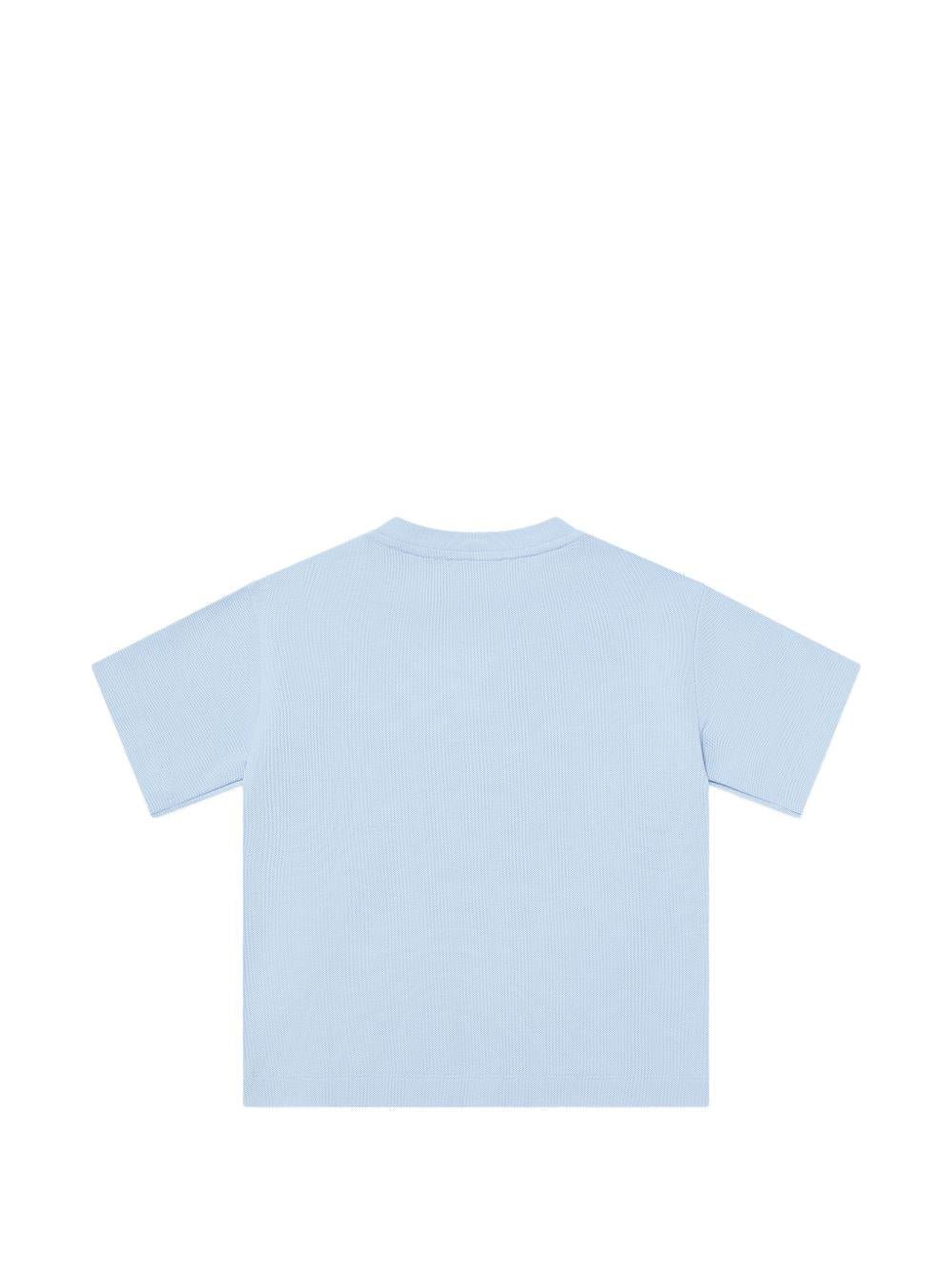 T-shirt per bambino Emporio Armani Kids azzurra con toppa con logo sul davanti - Rubino Kids