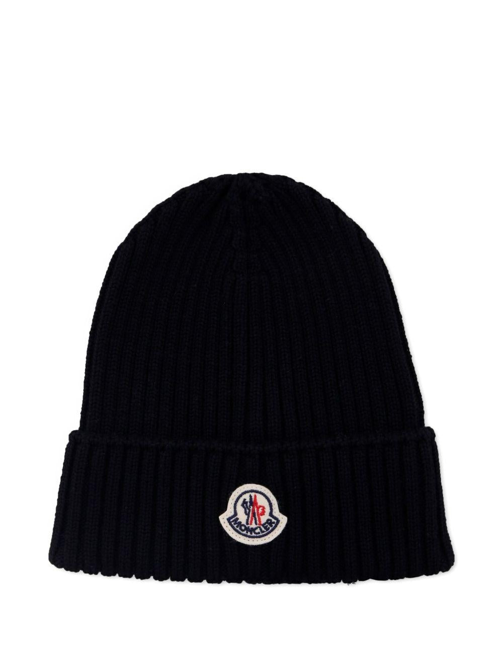 Berretto a coste per bambino Moncler Enfant nero con applicazione con logo - Rubino Kids