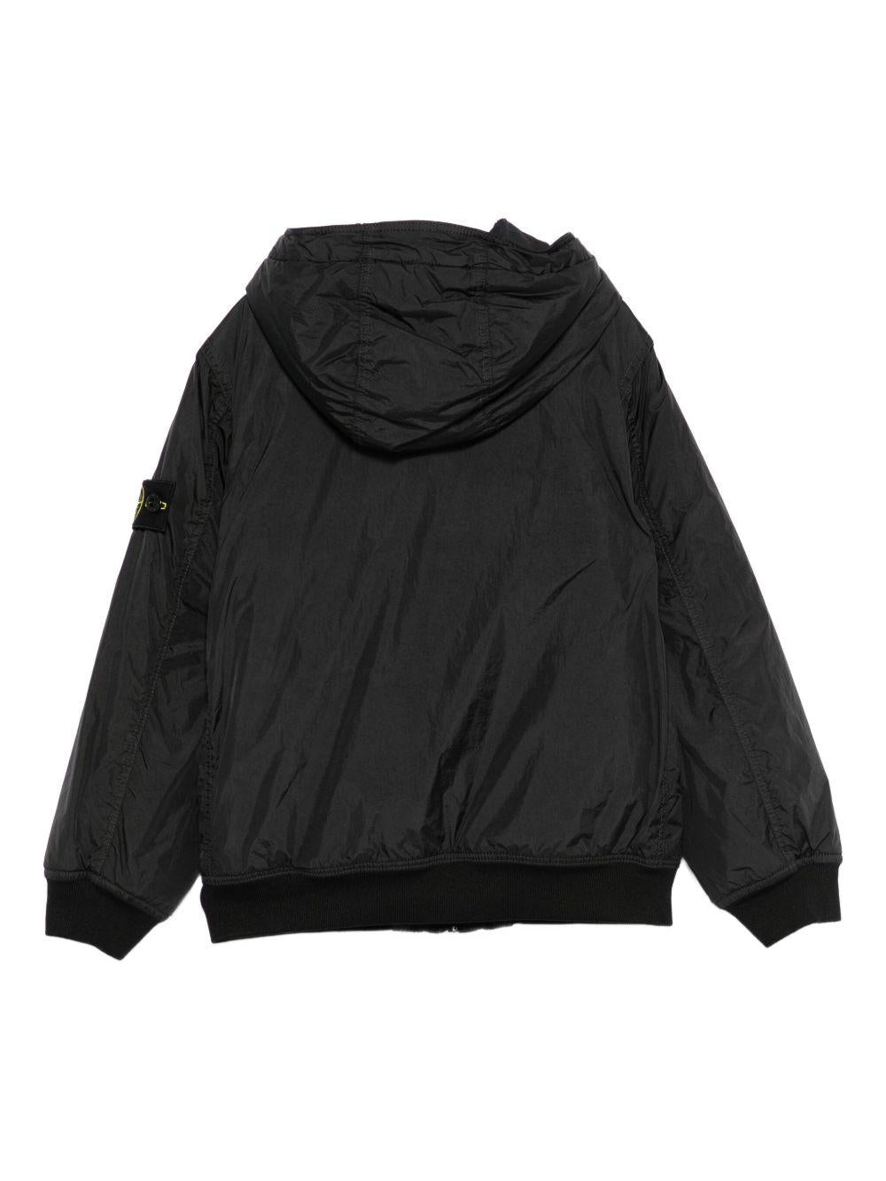 Giacca per bambino Stone Island Junior nero con cappuccio e toppa con logo - Rubino Kids