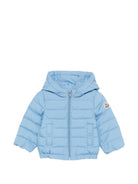 Giubbino per neonato Moncler Enfant azzurro con cappuccio - Rubino Kids