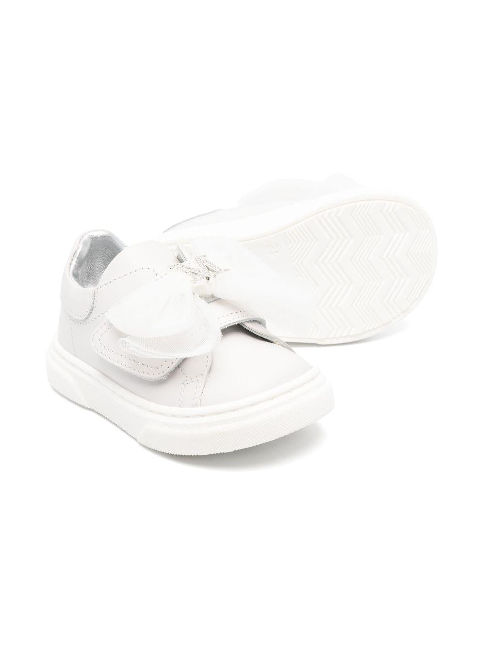 Sneakers per bambina Monnalisa grigio chiaro con fiocco e logo con strass 83E008 5721 0001 MONNALISA 