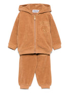 Tuta sportiva per neonato Moschino Kids beige con logo sul petto MUK04TLIA21 20121 MOSCHINO KIDS 