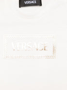T-shirt per neonata Versace Kids bianco con stampa logo e chiusura a pressione sulla spalla 10185701A13874 2W110 VERSACE KIDS 