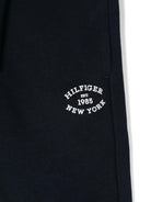 Pantaloni da tuta con stampa logo per neonato Tommy Hilfiger blu con caviglie a coste KB0KB09065NB DW5 TOMMY HILFIGER JUNIOR 