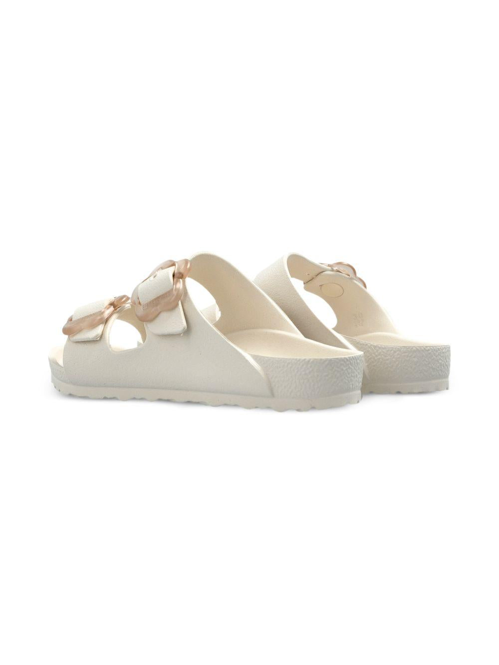 Ciabatte Arizona per bambina Birkenstock Kids bianche con con fibbia a forma di fiore 1031291 EGGSHELL BIRKENSTOCK 