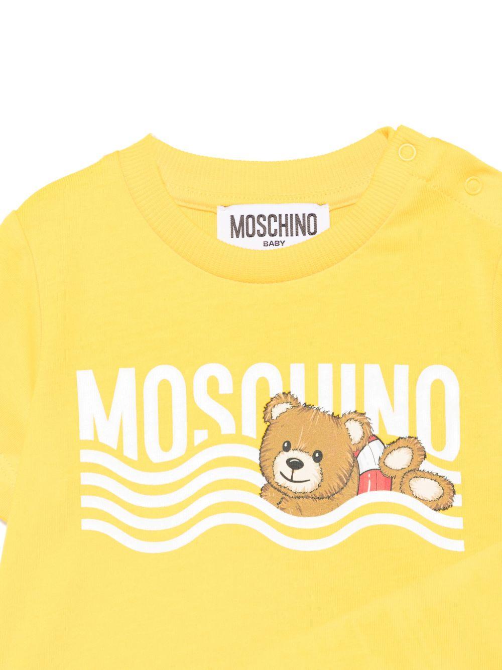 T-shirt con stampa logo per neonato Moschino Kids giallo con orlo dirtto MUM04DLAA24 50577 MOSCHINO KIDS 
