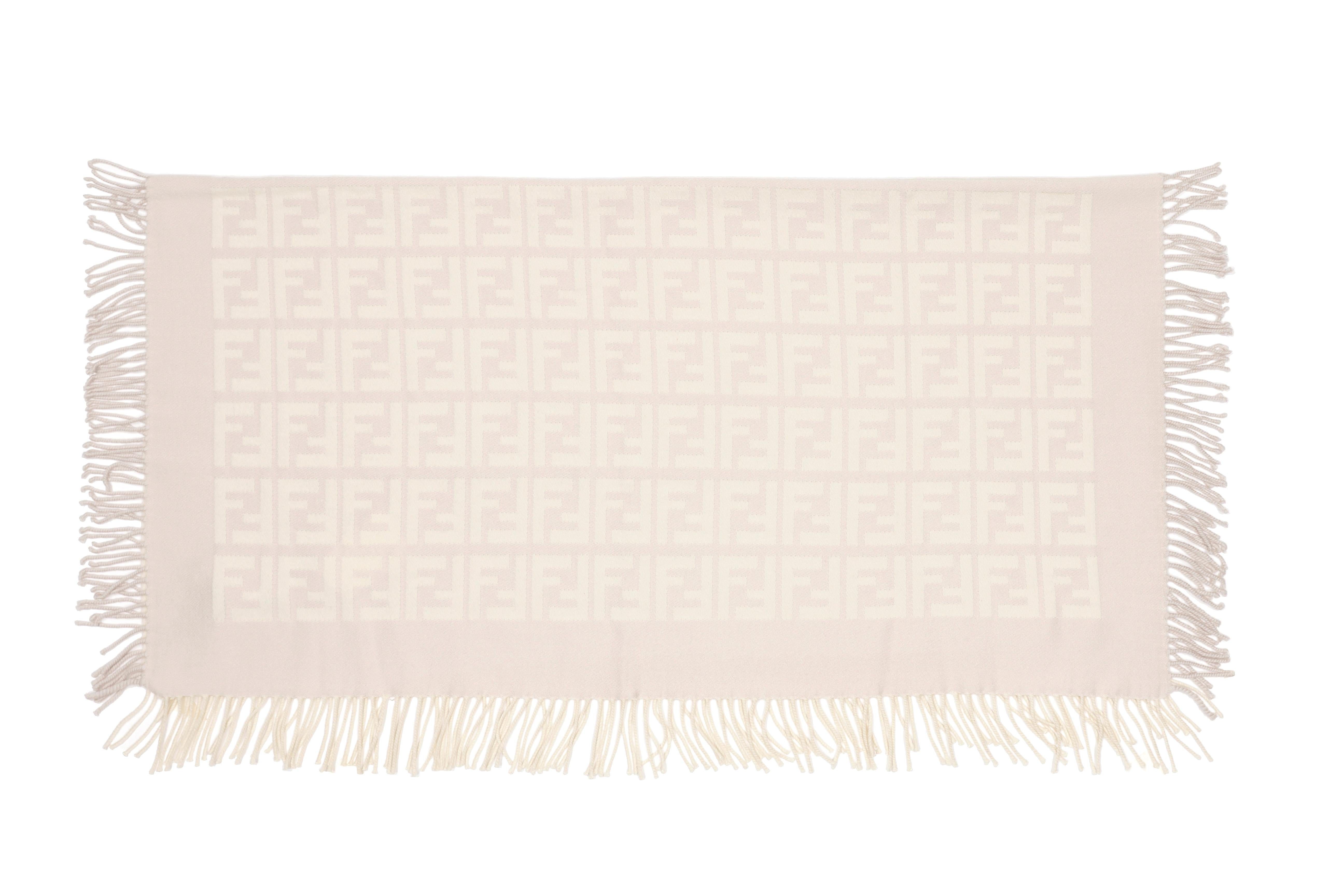 Copertina beige con monogramma per neonato Fendi Kids beige con bordi con frange BUJ222 AKJL F0UQ1 FENDI KIDS 
