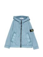 Giacca per bambino Stone Island Junior azzurro con cappuccio L1S164100003S0A23 V004A STONE ISLAND JUNIOR 