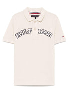 Polo Monotype per bambino Tommy Hilfiger Junior beige con logo sulla manica KB0KB09391 ACI TOMMY HILFIGER JUNIOR 