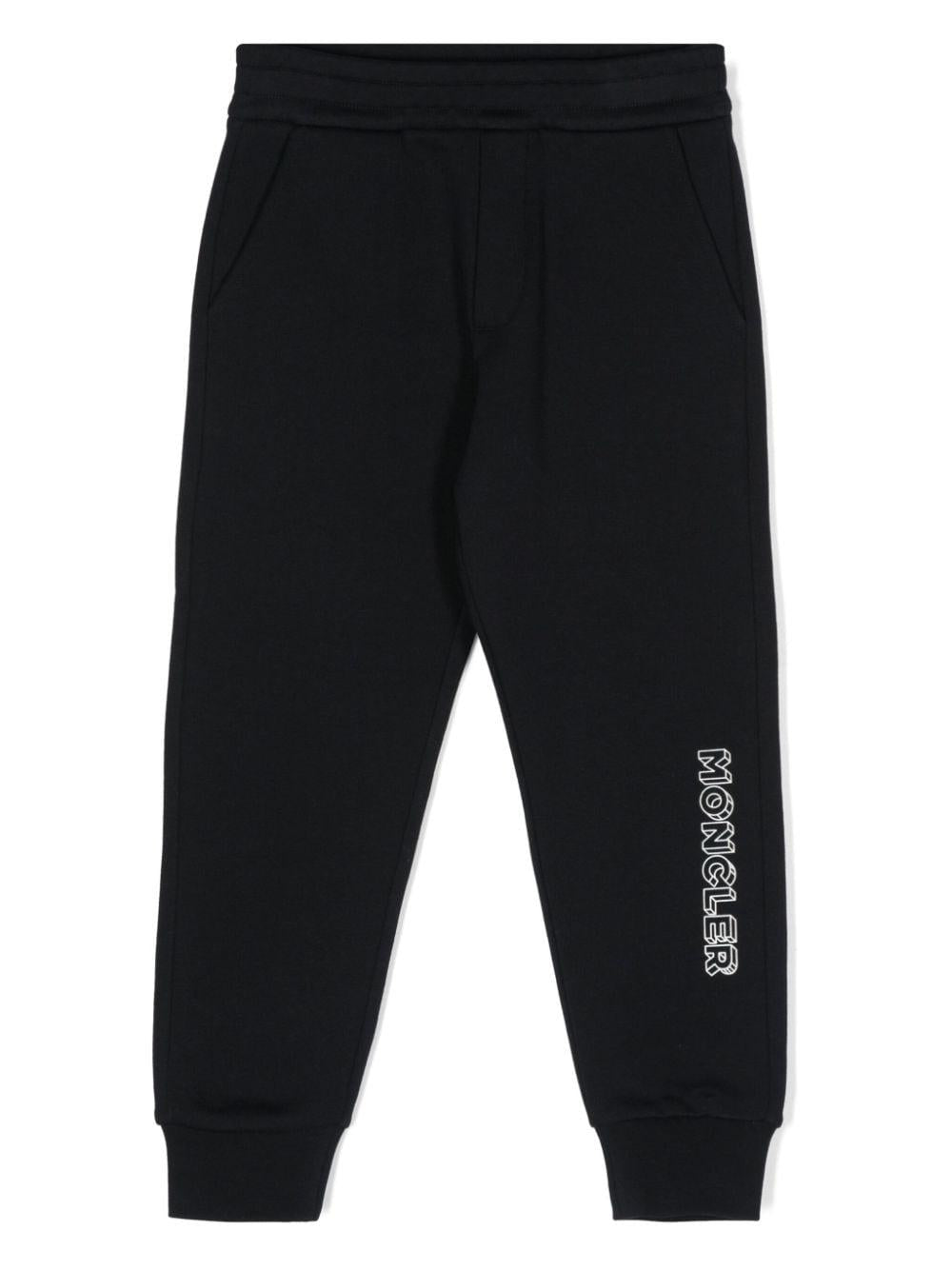 Pantaloni da tuta con stampa logo per bambino Moncler Enfant blu con toppa J29548H00005 899PS 778 MONCLER ENFANT 