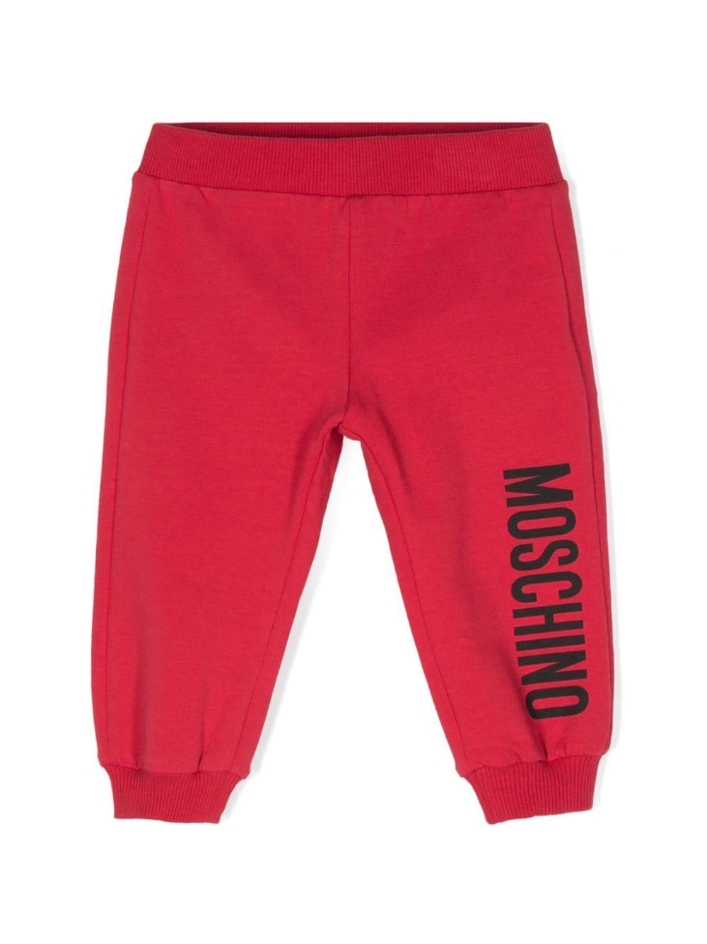Pantaloni sportivi per neonati Moschino Kids rosso con logo sulla gamba MUP058LDA18 50307 MOSCHINO KIDS 