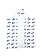 Accappatoio per neonati Petit Bateau bianco con stampa balene A0B0G 85 PETIT BATEAU 