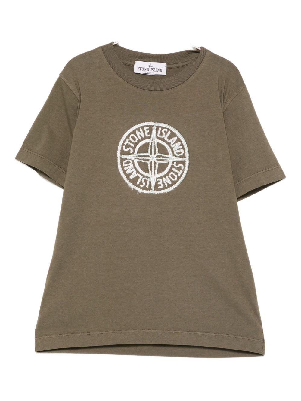 T-shirt per bambino Stone Island Junior verde con caratteristico logo sul davanti K2S162100008S0264 V0054 STONE ISLAND JUNIOR 