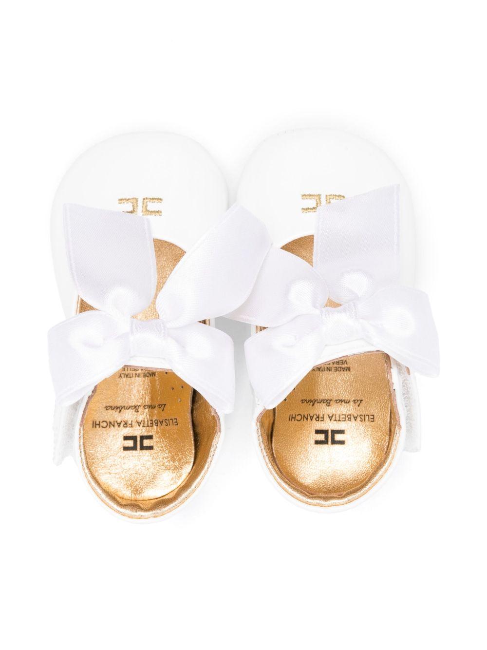 Ballerine per neonata Elisabetta Franchi La Mia Bambina bianche con logo color oro F0A3E03151855 672 ElISABETTA FRANCHI 