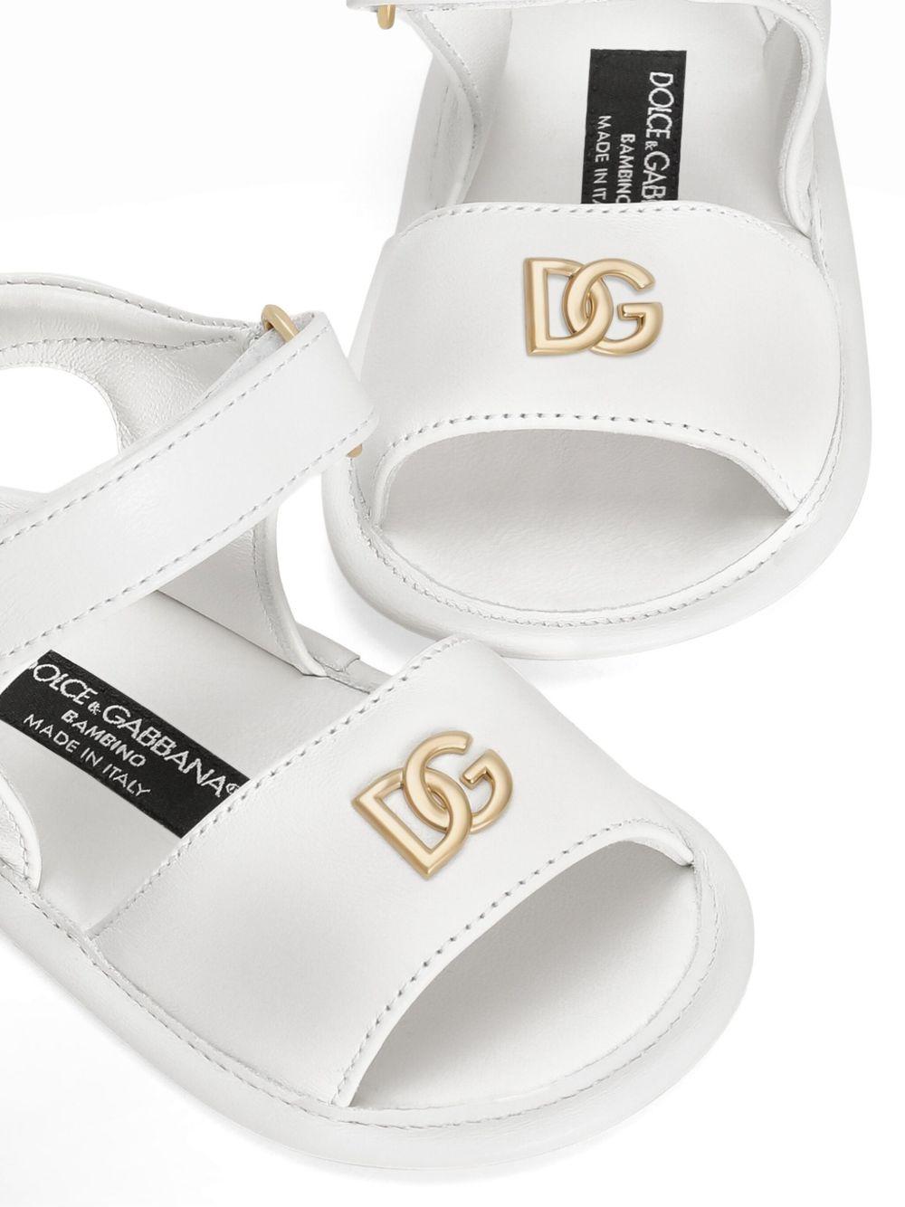 Sandali per neonata Dolce & Gabbana Kids bianchi con placca con logo DK0157 AB793 80001 DOLCE & GABBANA KIDS 