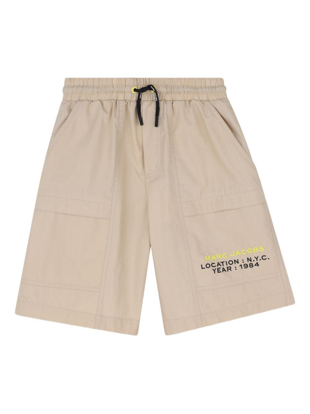 Shorts per bambino The Marc Jacobs  Kids beige con logo sul davanti W60803 215 THE MARC JACOBS KIDS 