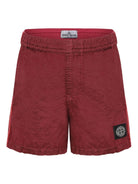Costume da bagno per bambino Stone Island Junior rosso con applicazione logo sulla gamba K1S16B100001S0043 V0089 STONE ISLAND JUNIOR 
