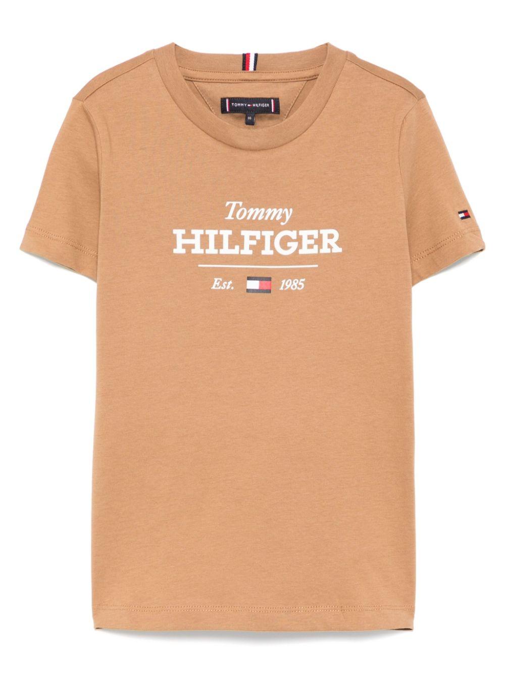 T-shirt con stampa per bambino Tommy Hilfiger Junior marrone con logo sulla manica KB0KB09356 GWA TOMMY HILFIGER JUNIOR 