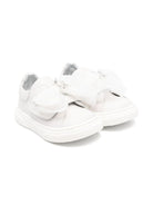 Sneakers per bambina Monnalisa grigio chiaro con fiocco e logo con strass 83E008 5721 0001 MONNALISA 