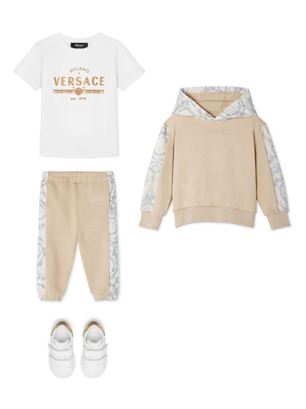 T-shirt per bambino Versace Kids bianco con logo color oro 10185601A13076 2W110 VERSACE KIDS 